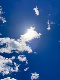 夏の太陽と空と雲 夏の太陽と空と雲の写真