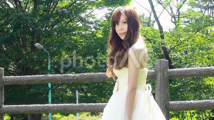 ウエディングドレスを着た女性 a106 bridal,love,お姉さんの写真素材