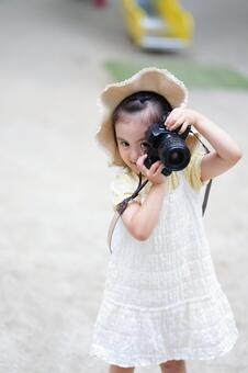 カメラを構える女の子 女の子,カメラ,持つの写真素材