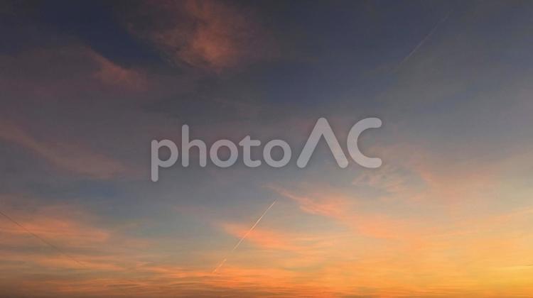 明るい茜色に染まる夕暮れの空 空,夕焼け,夕暮れの写真素材