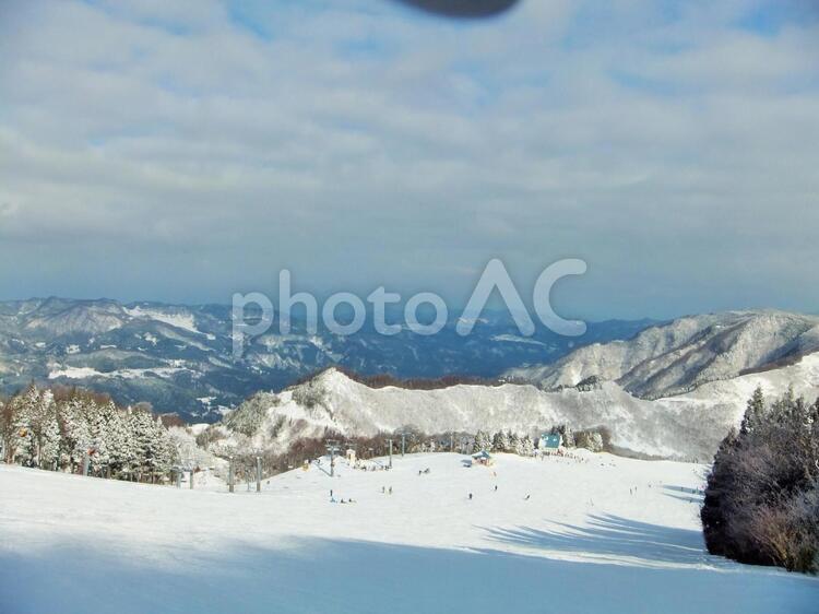 冬のゲレンデ　スキー場　雪景色　冬　自然 ゲレンデ,スキー場,山脈の写真素材