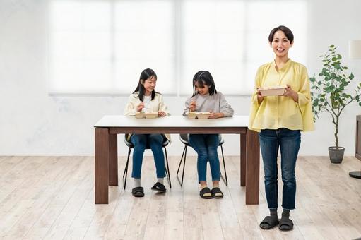 お弁当を持つ女性 お弁当を持つ女性 家族,食事,子どもの写真素材