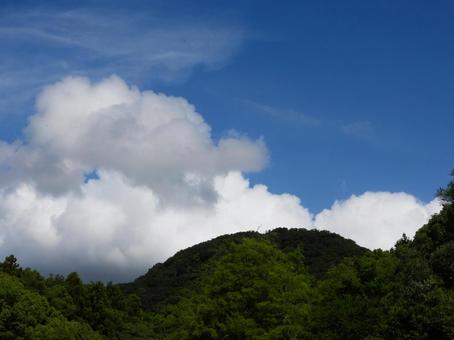 甲山の向こうから湧き上がる入道雲 甲山の向こうから湧き上がる入道雲 風景,夏空,空の写真素材