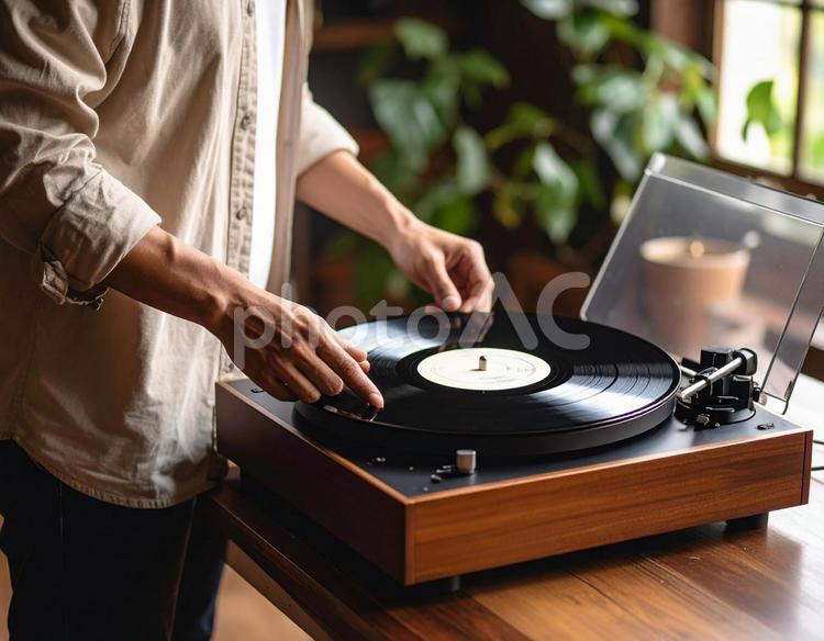 レコードを聴きながら過ごす朝のひと時 ビジネス,男性,手の写真素材