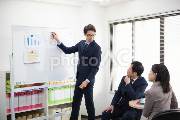 オフィスでの風景56 ビジネス,会社員,男性の写真素材