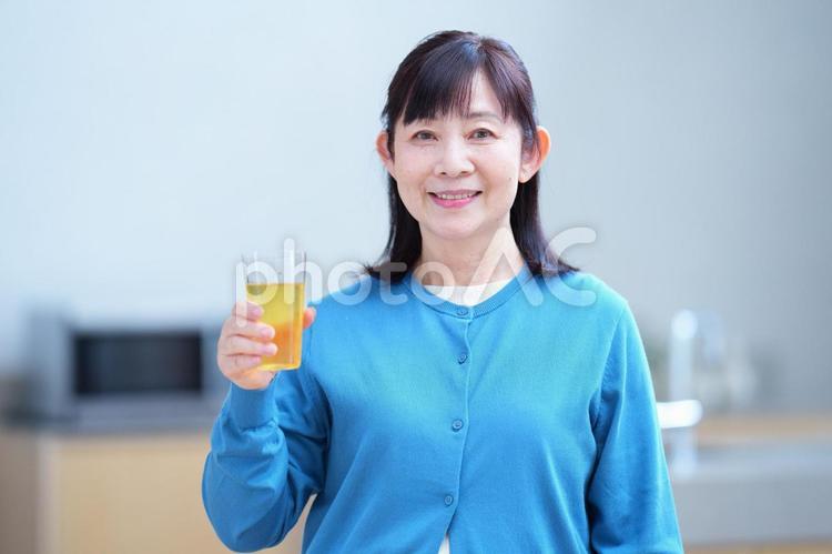 お茶を手に笑顔の女性 主婦,家政婦,シニアの写真素材
