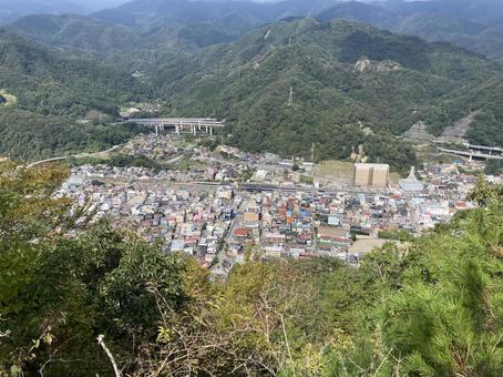 菊花山山頂付近からみた大月駅一帯の眺望の写真