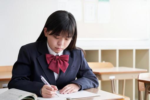 Japanese girls junior high school students studying in the classroom, étudiant du collège, femme, japonais, JPG