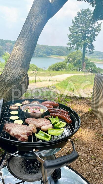 湖畔の近くでBBQ（バーベキュー） バーベキュー,bbq,焼肉の写真素材