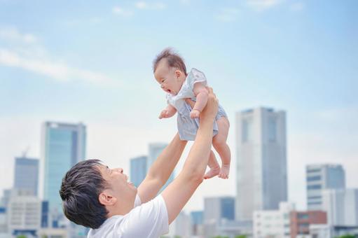 都会と親子 父親,赤ちゃん,男性の写真素材