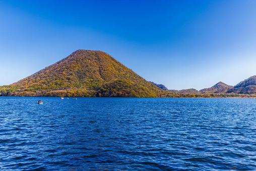 群馬県 榛名湖から望む秋景色 群馬県 榛名湖から望む秋景色 榛名湖,榛名山,紅葉の写真素材