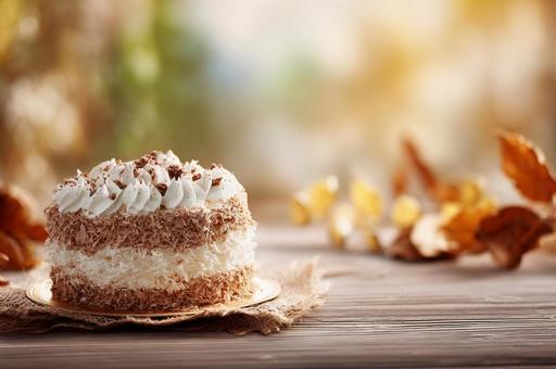 秋のモンブランと紅葉のテーブルの写真