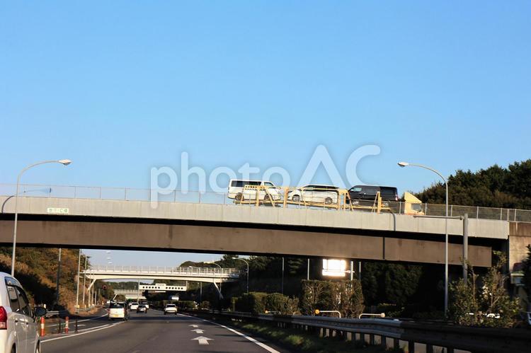 立体交差の高架橋を走るカーキャリア 道路,車,トラックの写真素材