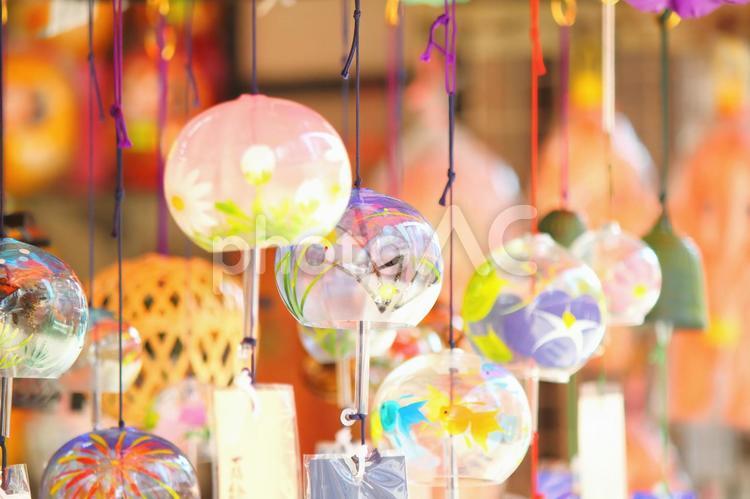 色とりどりの風鈴 風鈴,カラフル,風鈴祭りの写真素材