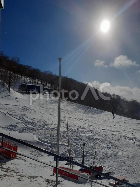 「冬の雪山と輝く太陽の絶景」 雪,山,太陽の写真素材