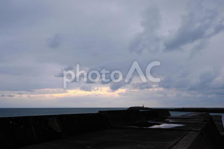夕暮れ空と海辺の風景 海,空,風景の写真素材