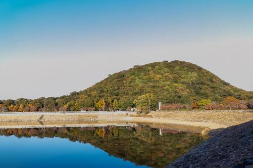 西宮・北山貯水池から眺める甲山 甲山,北山貯水池,山の写真素材