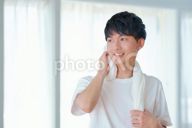 お風呂上がりにタオルで首を拭いている男性 お風呂,お風呂上がり,男性の写真素材