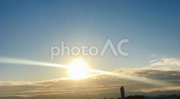 【  ご來光  の  飛行船  】 太陽柱,空,太陽光線の写真素材