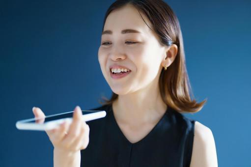 スマートフォンで通話する女性  スマホ,通話,電話の写真素材