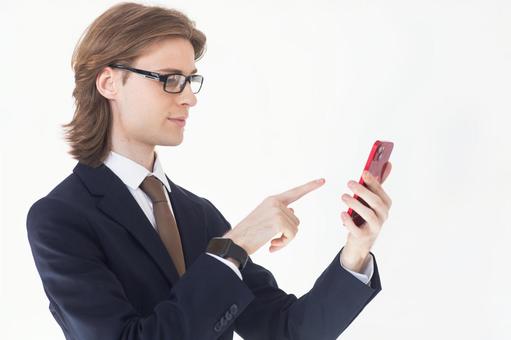 スマートフォンを使うスーツの男性の横顔 男性,外国人,欧米人の写真素材