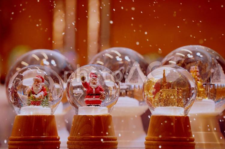 クリスマスの並ぶスノードームと雪 クリスマス,スノードーム,雪の写真素材