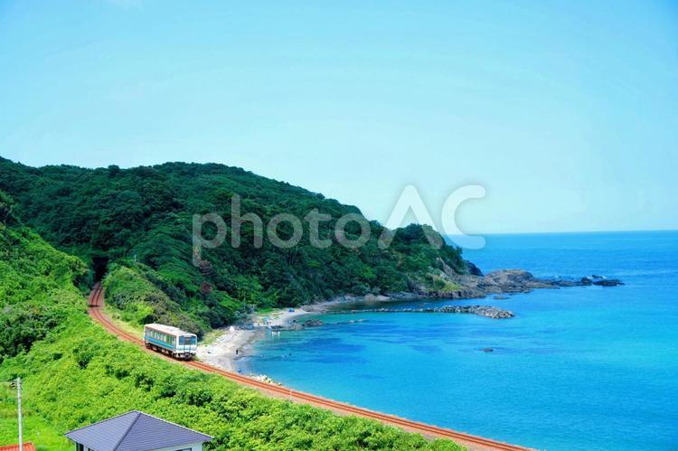 海沿いの山陰本線を移動する普通列車 鉄道,山陰本線,jr西日本の写真素材