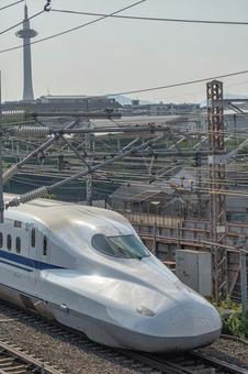 新幹線 京都タワー 新幹線 京都タワー 東海道新幹線,京都タワー,京都駅の写真素材