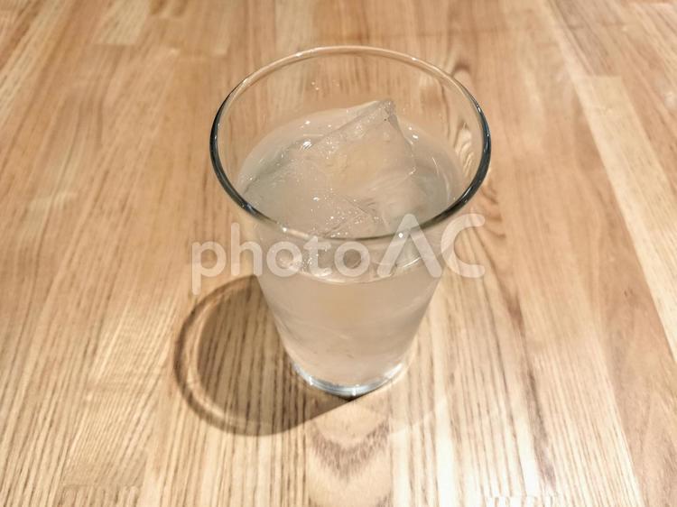 一杯の飲料水のグラスと木のテーブル 水,飲料水,コップの写真素材