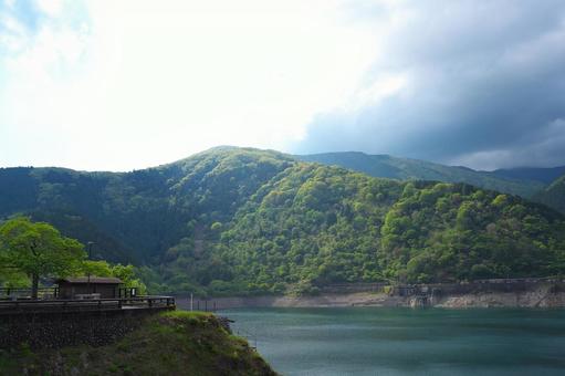 奥多摩湖と小屋 奥多摩湖,湖,小山内ダムの写真素材
