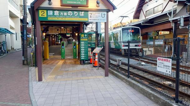 江ノ電 江ノ島駅に停車している列車 江ノ電 江ノ島駅に停車している列車の写真