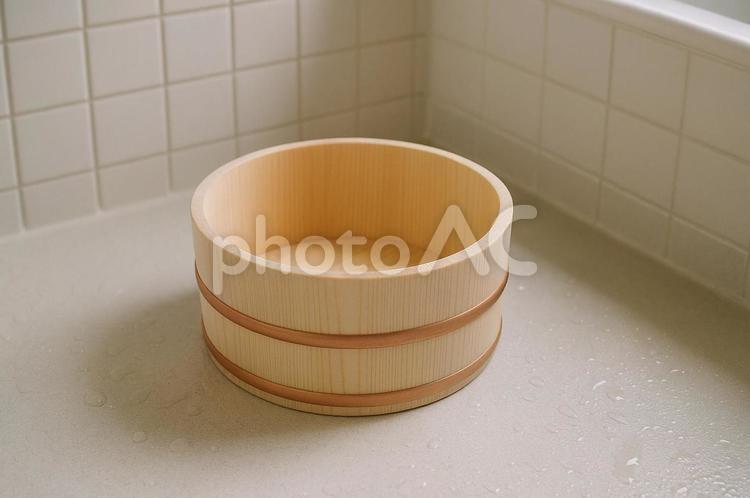 檜風呂の木桶とタイル床 木桶,檜,風呂の写真素材