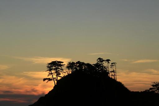 堂ヶ島の向こうに綺麗な夕陽の写真