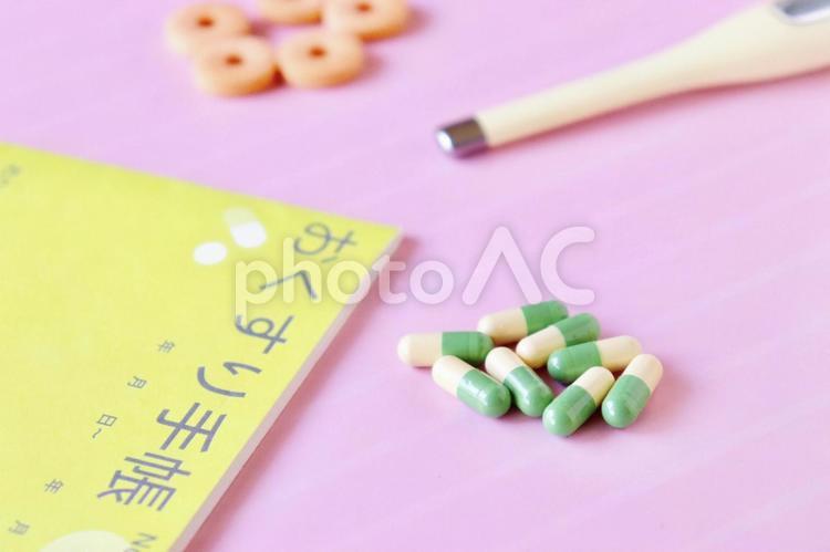 学校会社お休み 女子イメージ ピンク,測る,風邪の写真素材
