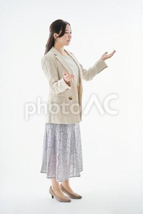 白背景でポーズをとるアジア人の女性 女性,ビジネスウーマン,キャリアウーマンの写真素材