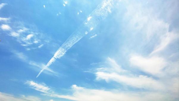 飛行機雲の写真