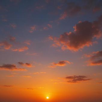 夕焼けに染まる空と雲 夕焼けに染まる空と雲の写真