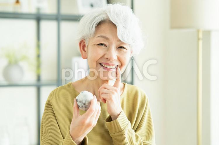 大福を食べるシニアの女性 大福,和菓子,女性の写真素材