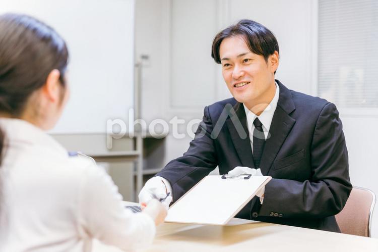 打ち合わせをする白手袋をつけた男性 鑑定士,質屋,鑑定の写真素材