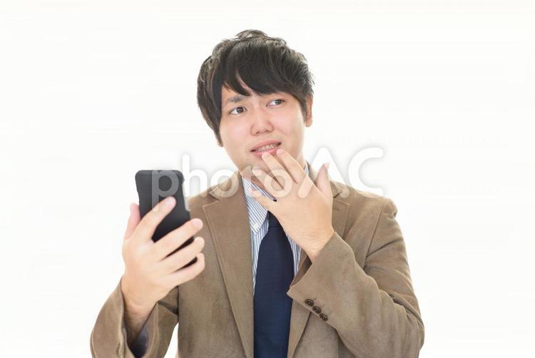 スマートフォンを持つ男性 スマホ,スマートフォン,男性の写真素材