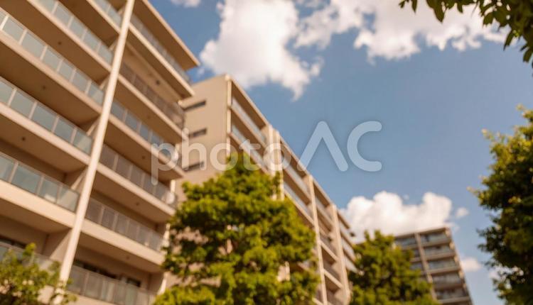 高層マンションを見上げる　青空背景 マンション,不動産,住宅の写真素材