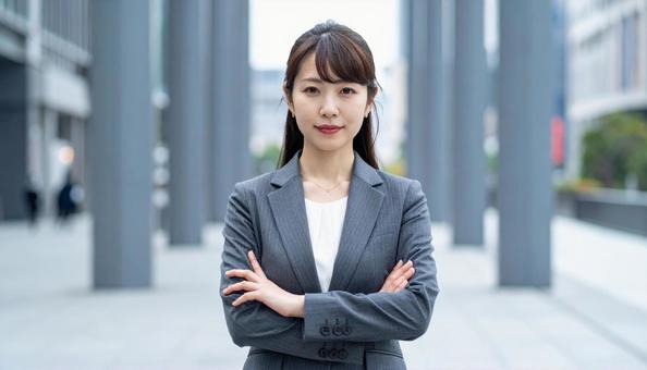 グレーのスーツを着たビジネスウーマンの写真