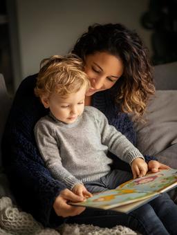 母親と子供が絵本を読む幸せのひととき 母親と子供が絵本を読む幸せのひとときの写真