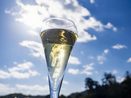 青空にきらめくシャンパングラス シャンパン,グラス,青空の写真素材