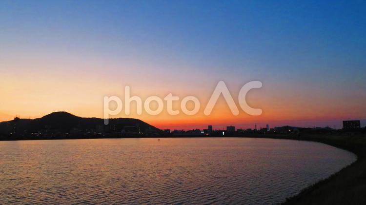 ５月下旬の野田池の夕焼け 背景,夕焼け,日の入りの写真素材