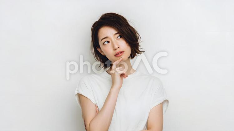 思案、考え事、悩んでいる若い女性。白背景 思案,女性,若いの写真素材
