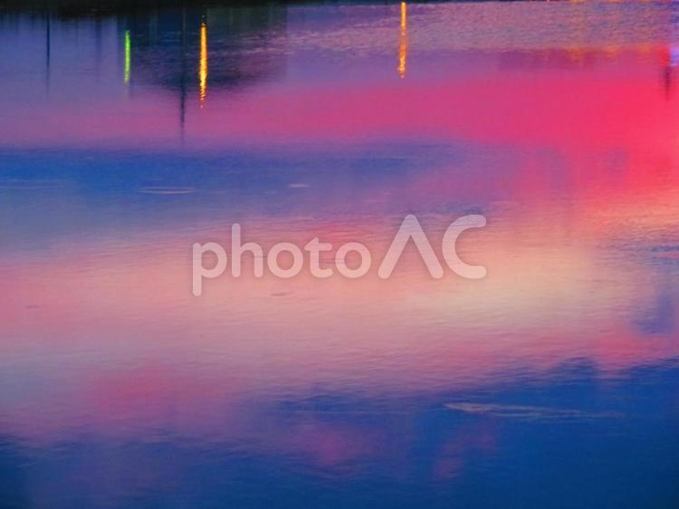 ７月下旬の野田池の日の入 背景,日の入,夕焼けの写真素材