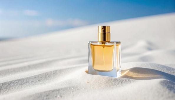 美しい白い砂浜と香水瓶の写真