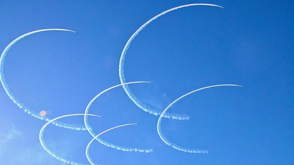  ブルーインパルスが青空に描いた円形の雲 ブルーインパルス,飛行機,ジェット機の写真素材