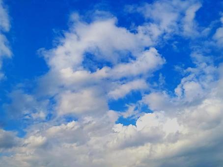 夏空 晴天の青空と輝く雲 夏空 晴天の青空と輝く雲 の写真